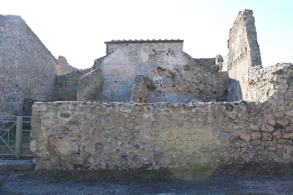 VI.16.18 Pompeii, on left. December 2018. Looking west to front faade on Via del Vesuvio. Photo courtesy of Aude Durand.