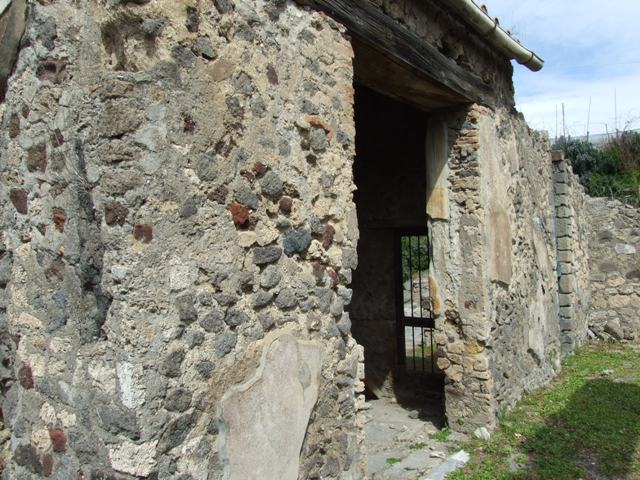VI.16.27 Pompeii.  March 2009.   Room 18, South wall.