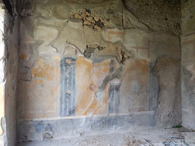 VI.16.27 Pompeii.  March 2009.  Room 16, Atrium of VI.16.26.  Looking east across north side of atrium.