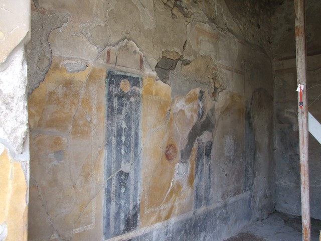 VI.16.27 Pompeii.  March 2009.   Room 16, Atrium of VI.16.26, with pillar and square brick columns.  