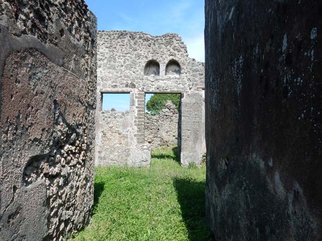 VI.16.32 Pompeii.  December 2005. Looking east across Room 1, Atrium. 