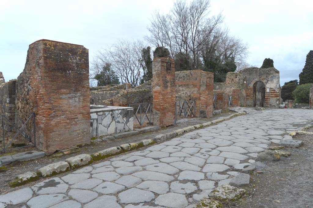 VI.17.4/3 Pompeii. March 2018. Looking north along west side of Via Consolare, with entrance doorway to VI.17.4, and 3, in centre.
Foto Taylor Lauritsen, ERC Grant 681269 DCOR.
