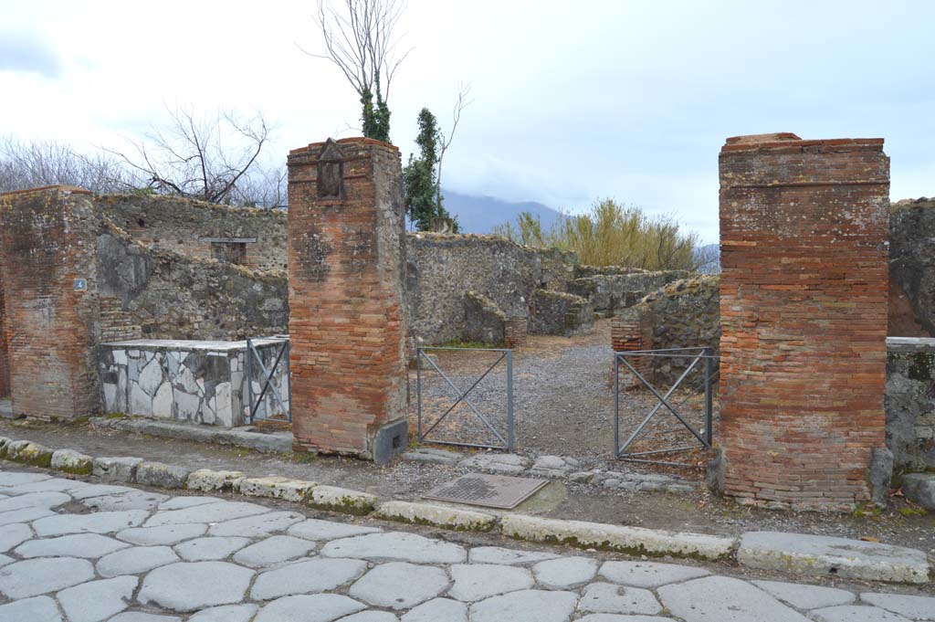 VI.17.4/3 Pompeii. March 2018. Looking south along west side of Via Consolare, with entrance doorway to VI.17.3, on right.
Foto Taylor Lauritsen, ERC Grant 681269 DCOR.
