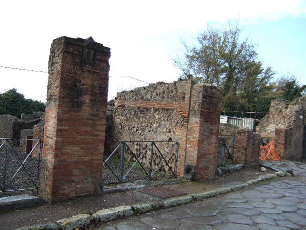 VI.17.3 Pompeii. December 2005. Entrance doorway on Via Consolare.