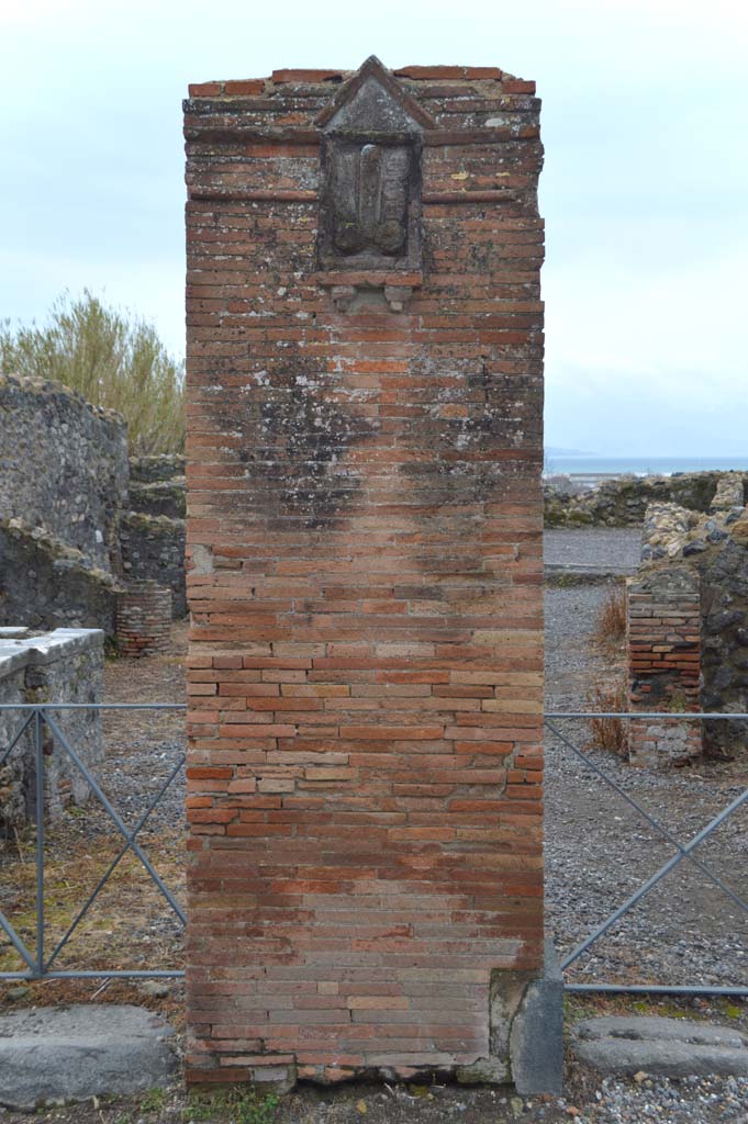 VI.17.4, on left, and VI.17.3, on right, Pompeii. Brick pilaster between entrances. 
Foto Taylor Lauritsen, ERC Grant 681269 DCOR.

