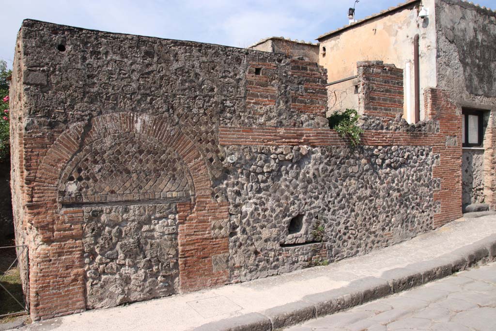 VI.17.29 Pompeii. September 2021. Front faade on Via Consolare, with blocked doorway. Photo courtesy of Klaus Heese.