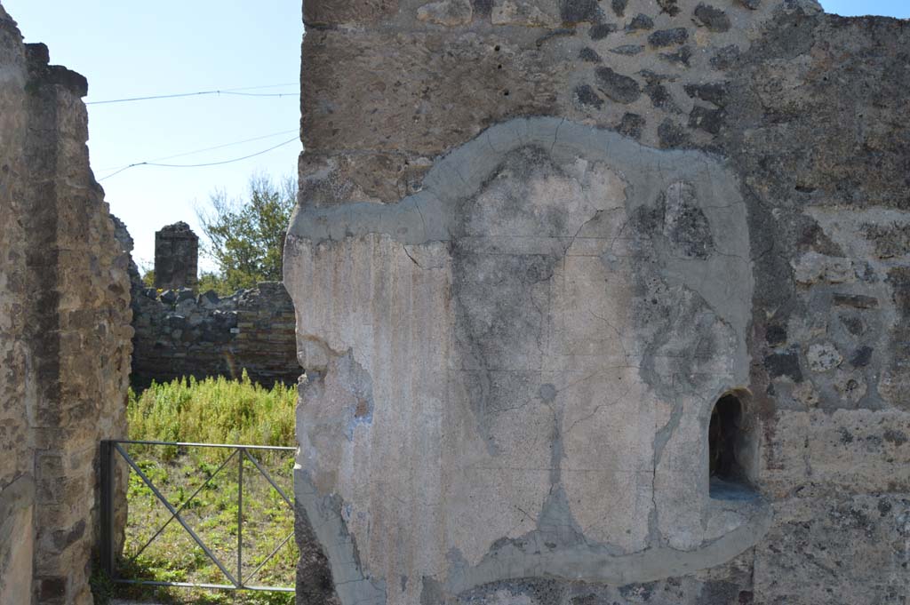VI.17.32 Pompeii. March 2019. Detail from front wall on north side of doorway.
Foto Taylor Lauritsen, ERC Grant 681269 DCOR.
