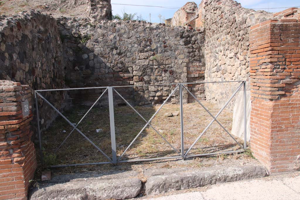 VI.17.38 Pompeii. September 2021. Entrance doorway on west side of Via Consolare. Photo courtesy of Klaus Heese.

