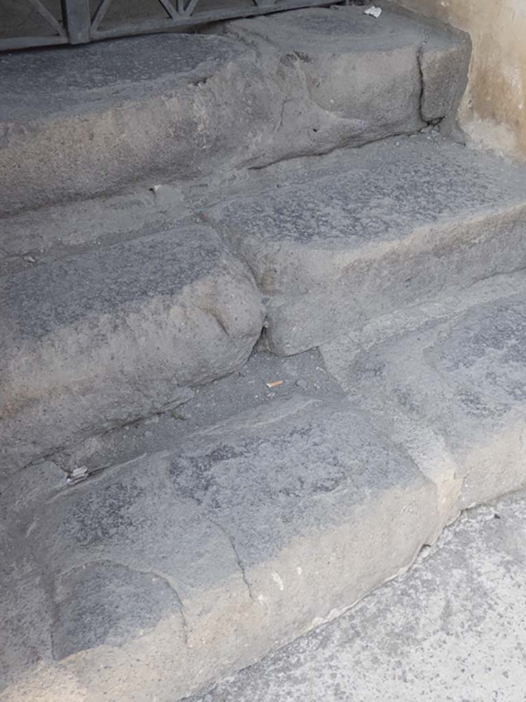 VI.17.41 Pompeii. September 2017. Detail of entrance steps.
Foto Annette Haug, ERC Grant 681269 DÉCOR.

