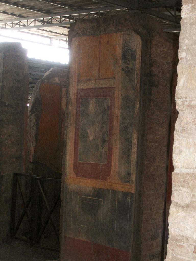 VI.17.42 Pompeii. May 2005. Painted plaster on north side of atrium 4, west of triclinium 6.