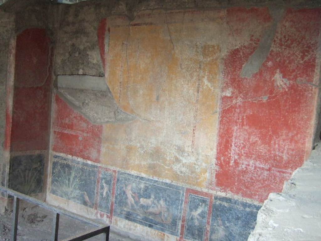 VI.17.42 Pompeii. May 2006. Triclinium 6 west wall, with floating figures, cupid hunting, plant and bird.