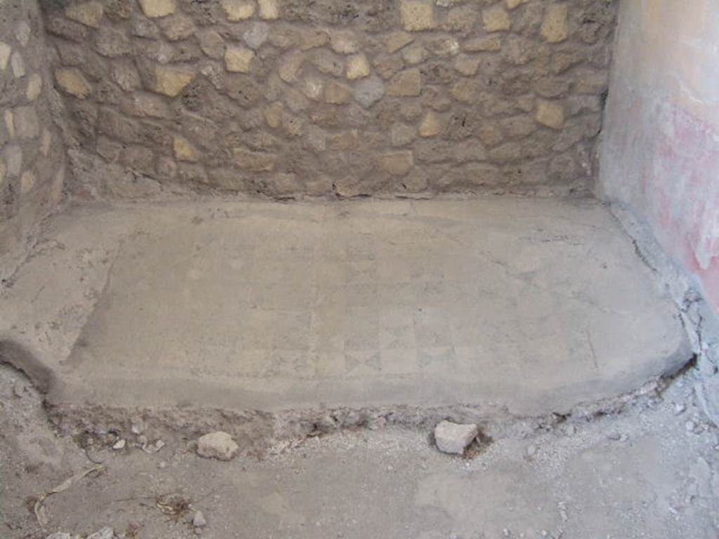 VI.17.42 Pompeii. May 2006. Cubiculum 7, mosaic floor in alcove. 