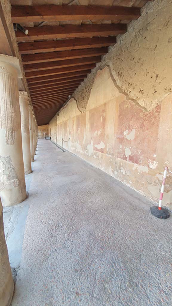 VII.1.8 Pompeii. July 2021. Corridor on east side of portico B, looking north.
Foto Annette Haug, ERC Grant 681269 DÉCOR

