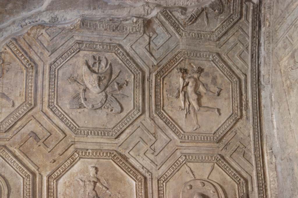 VII.1.8 Pompeii. September 2017. South wall, west end, right side, detail of stucco plaster in men’s changing room 2. 
Photo courtesy of Klaus Heese.
