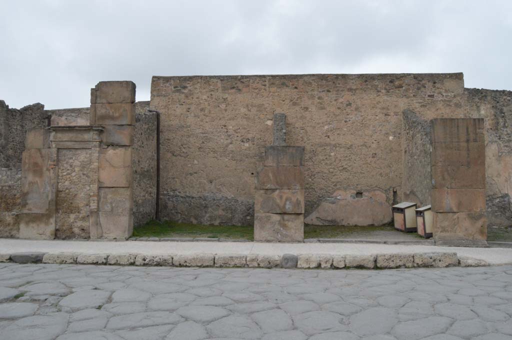 VII.1.11 Pompeii, centre right. March 2019. Looking north to entrance doorway on Via dellAbbondanza
Foto Taylor Lauritsen, ERC Grant 681269 DCOR.

