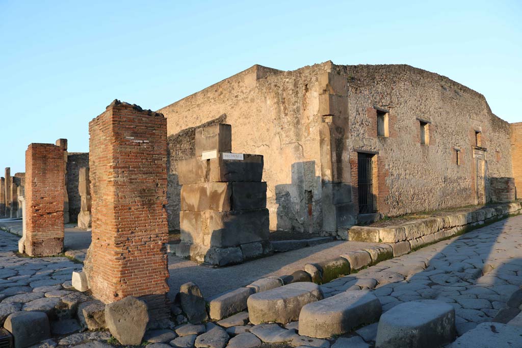 VII.1.13, Pompeii, in centre, on Via Stabiana. December 2018. 
Looking west from Holconiuss crossroads towards entrance, also linked to VII.1.12 on Via dellAbbondanza, on left. 
Photo courtesy of Aude Durand.

