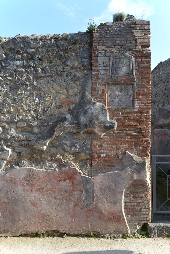 VII.1.36 Pompeii. March 2018. East (left) side of entrance doorway.
Foto Taylor Lauritsen, ERC Grant 681269 DÉCOR.

