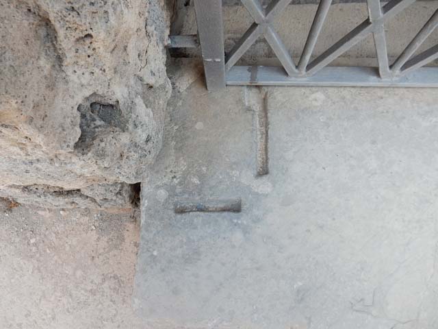VII.1.40 Pompeii. May 2017. Grooves in threshold for door-frame, east side. Photo courtesy of Buzz Ferebee. 