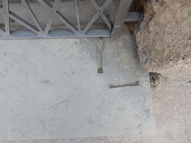 VII.1.40 Pompeii. May 2017. Grooves in threshold for door-frame, west side. Photo courtesy of Buzz Ferebee. 
