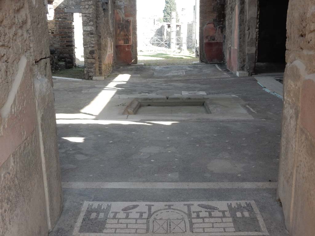 VII.1.40 Pompeii, September 2017. 
Looking south across atrium from entrance doorway, through tablinum towards peristyle. Photo courtesy of Klaus Heese. 
