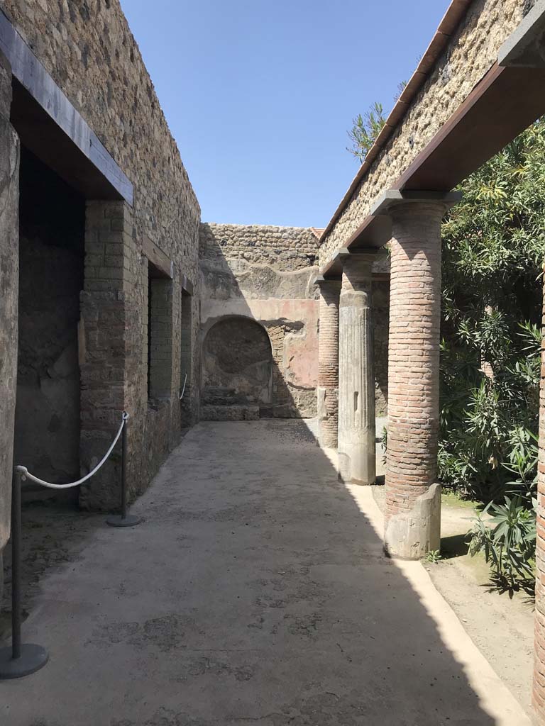 VII.1.47/25 Pompeii. April 2019.
Looking north across west side of peristyle 31 in VII.1.25, from steps up from peristyle 19.
Photo courtesy of Rick Bauer.
