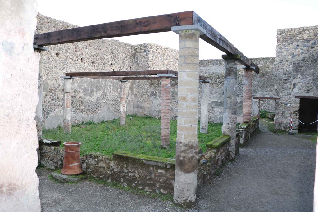 VII.1.47 Pompeii. December 2018. 
Peristyle 19, looking south along west portico towards doorways to room 21, with room 20, on right. Photo courtesy of Aude Durand.
