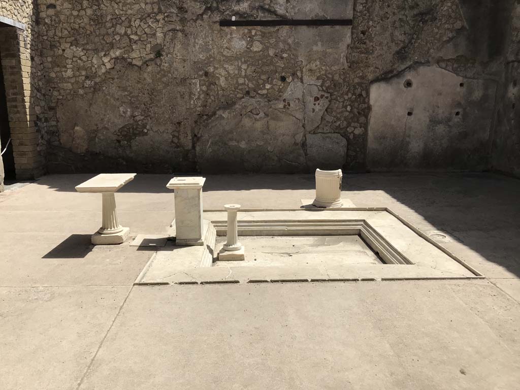 VII.1.47 Pompeii. April 2019. Looking towards south wall in atrium. Photo courtesy of Rick Bauer.