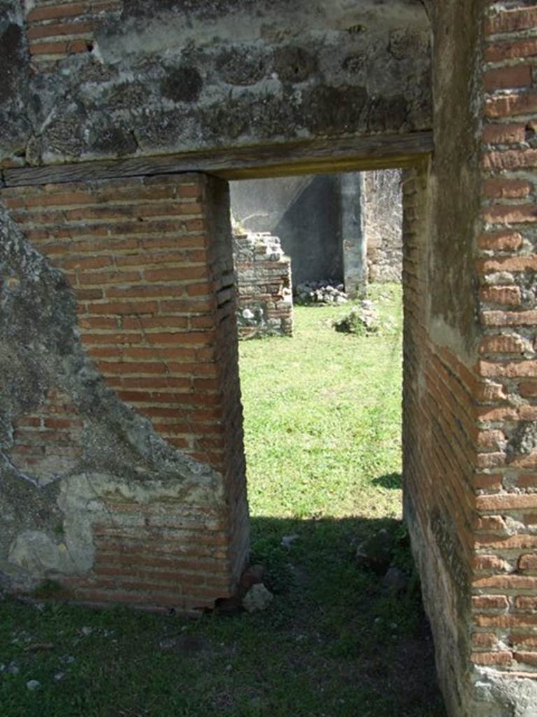 VII.2.18 Pompeii.  March 2009.  Room 21.  Triclinium. Small door to Tablinum, on south end of east wall.