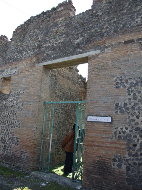 VII.2.18 Pompeii.  December 2005. Room 1. Looking south across atrium.