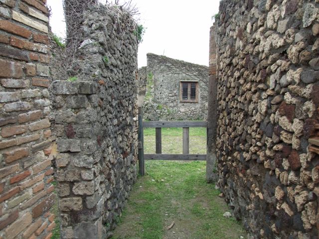 VII.3.11 Pompeii. March 2009. Puteal near east wall of atrium.