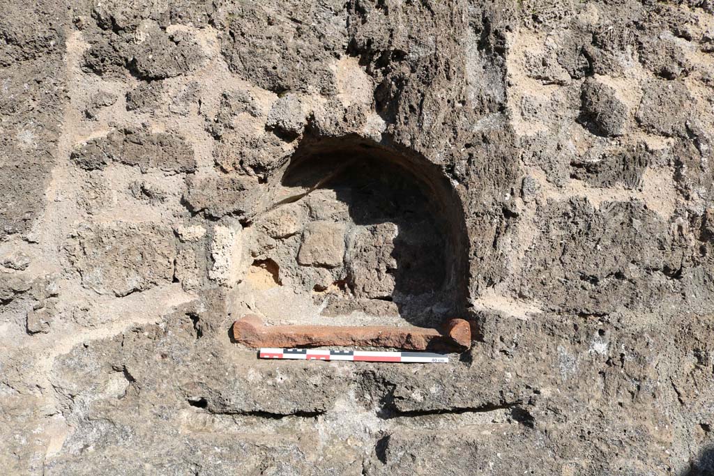 VII.3.12, Pompeii. December 2018. Detail of niche set into east wall of shop. Photo courtesy of Aude Durand 