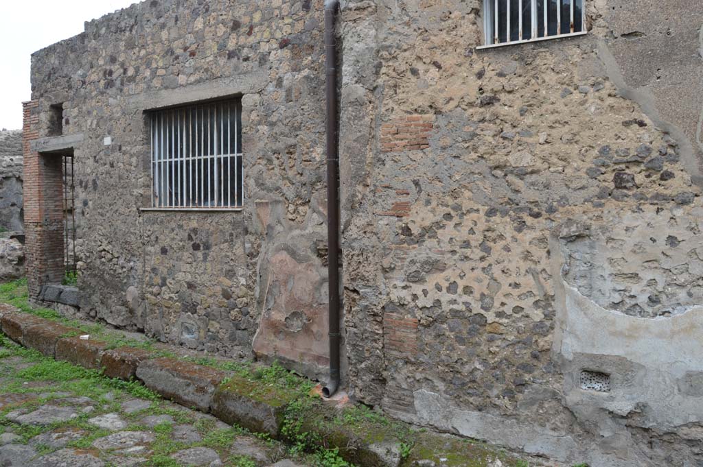 VII.3.27 Pompeii, on left. October 2017. Looking north-west towards entrance, on north side of Vicolo del Panettiere.
VII.3.26 was the doorway, now blocked, with a barred window, centre left.
Foto Taylor Lauritsen, ERC Grant 681269 DCOR.

