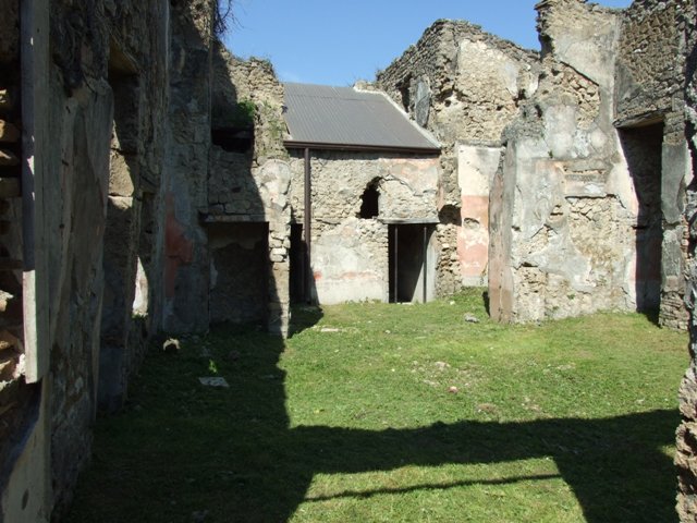 VII.3.29 Pompeii.  March 2009.  Room 3. Triclinium.  South wall.