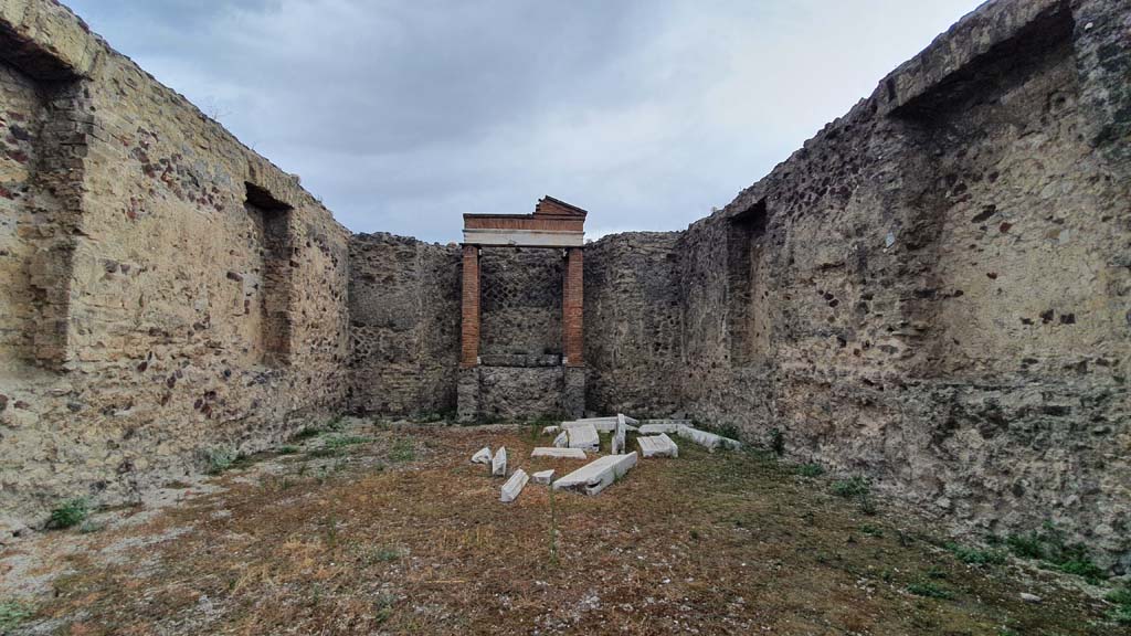 VII.4.1 Pompeii. August 2021. Looking east in cella/sanctuary.
Foto Annette Haug, ERC Grant 681269 DÉCOR.

