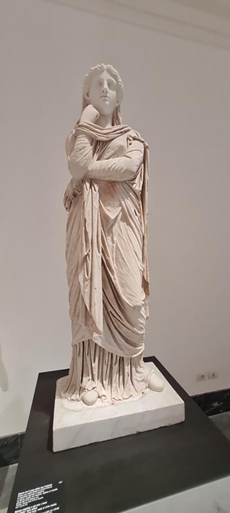 VII.4.1 Pompeii. April 2023. 
White marble statue of woman wearing a veil over her head. The face mask is modern.
On display in “Campania Romana” gallery in Naples Archaeological Museum, inventory number 6047.
Photo courtesy of Giuseppe Ciaramella.


