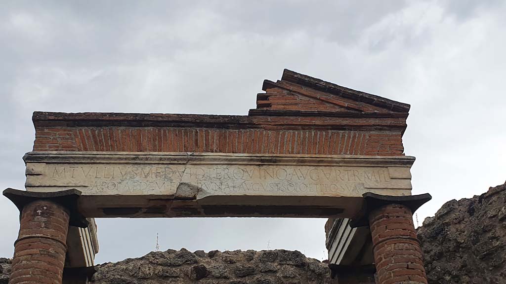 VII.4.1 Pompeii. August 2021. Aedicula with inscription. 
Foto Annette Haug, ERC Grant 681269 DÉCOR.
