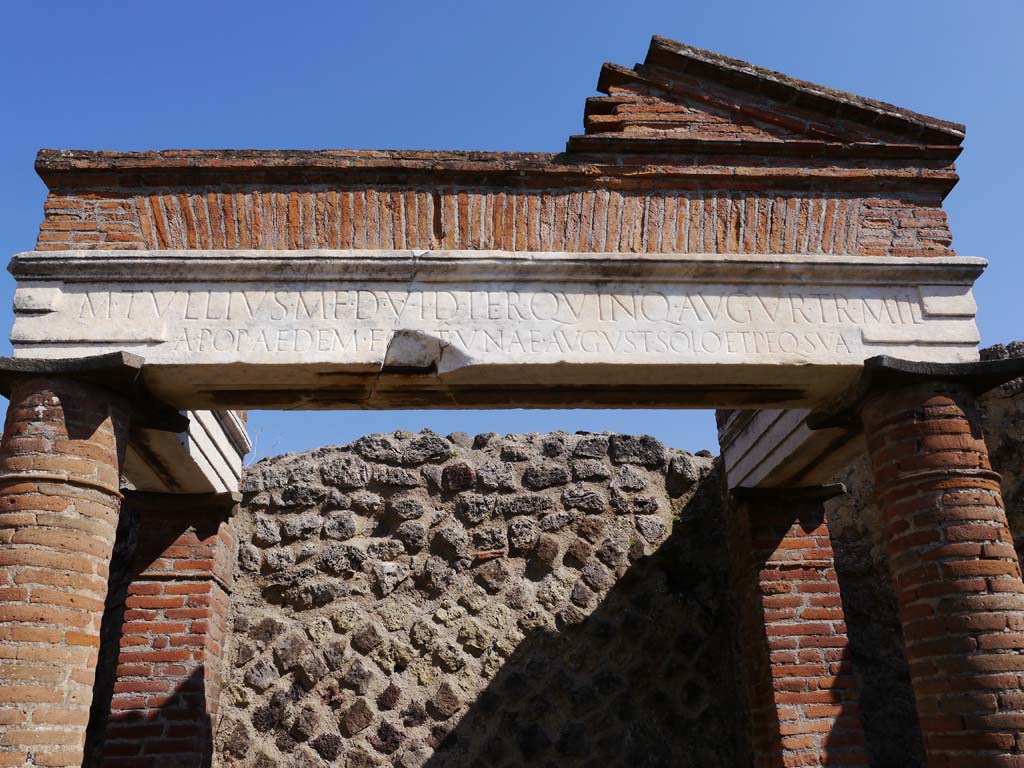 VII.4.1 Pompeii. March 2019. Detail of inscription at top of aedicula. 
Foto Anne Kleineberg, ERC Grant 681269 DÉCOR.
