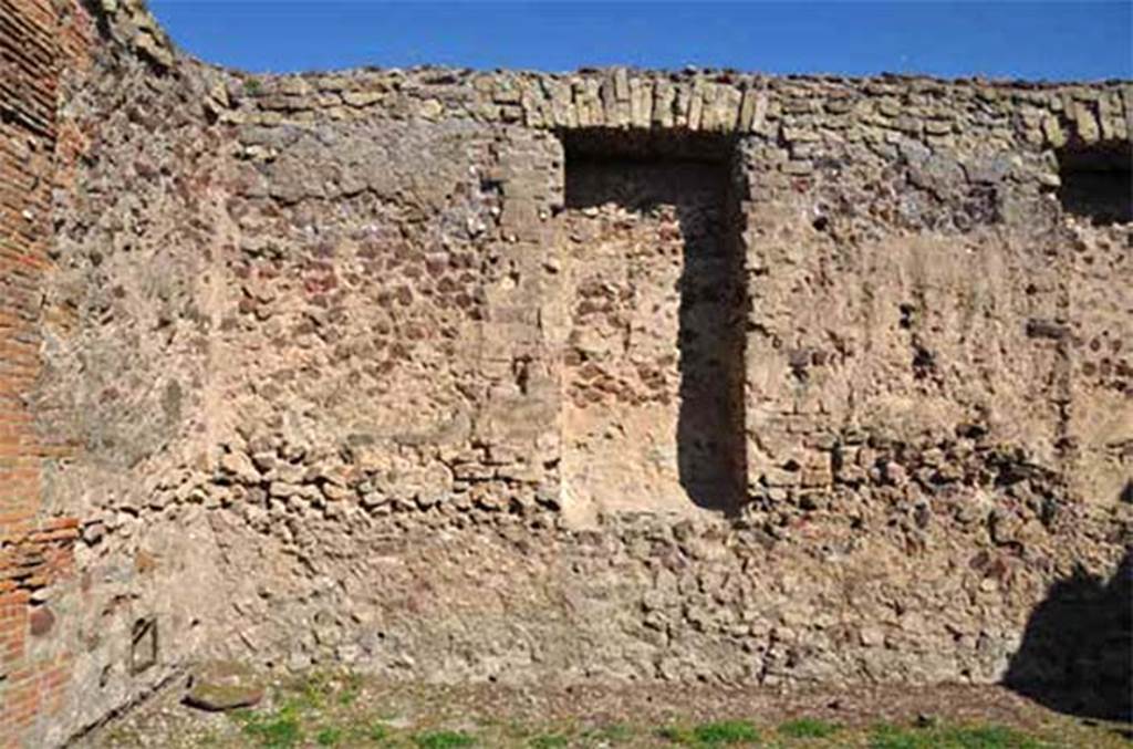 VII.4.1 Pompeii. 2017. Western section of the north wall of the cella, internal face, with recesses. 
The opus incertum is made mainly from Sarno limestone in the lower and middle parts, and mostly in volcanic slag (cruma) in the upper part. The last rows of yellow tufa correspond to a restoration of the nineteenth century.
Photo © Mission archéologique du Temple de Fortune.
See Arnaud Coutelas, Thomas Creissen et William Van Andringa, Un Chantier Pour Les Dieux : La Construction Du Temple De Fortune Auguste A Pompéi. C.E.F.R. 534. École française de Rome.

