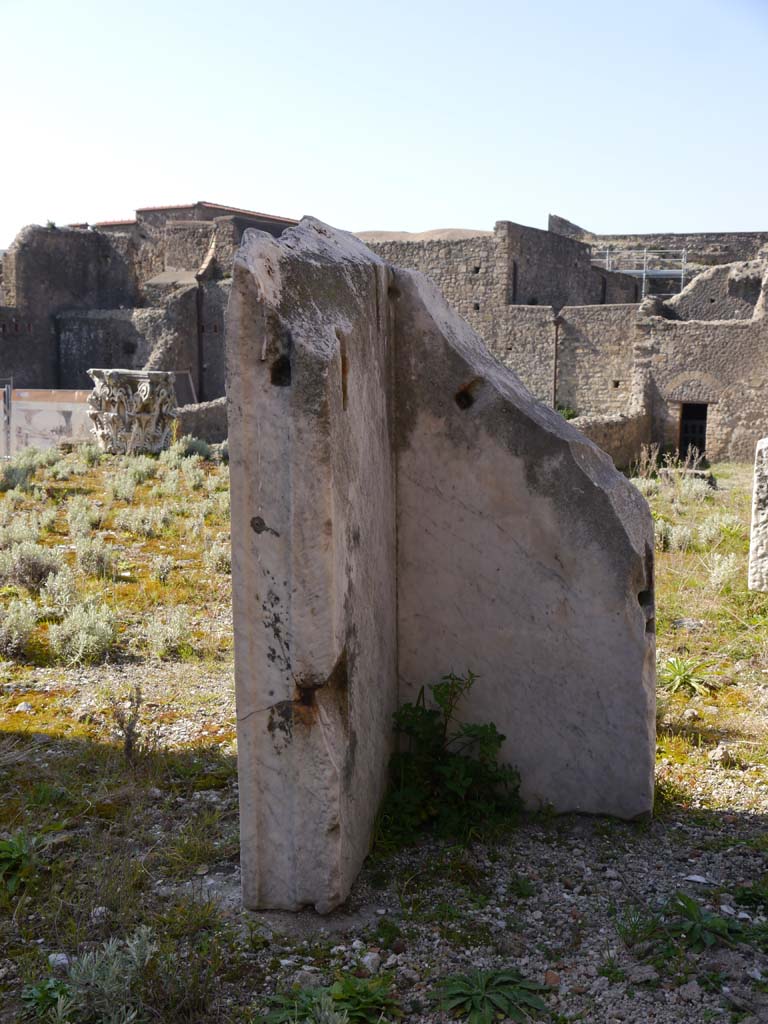 VII.4.1, Pompeii. March 2019. 
Rear side, (looking west) of item near north side of entrance doorway, on upper podium/portico.
Foto Anne Kleineberg, ERC Grant 681269 DÉCOR.
