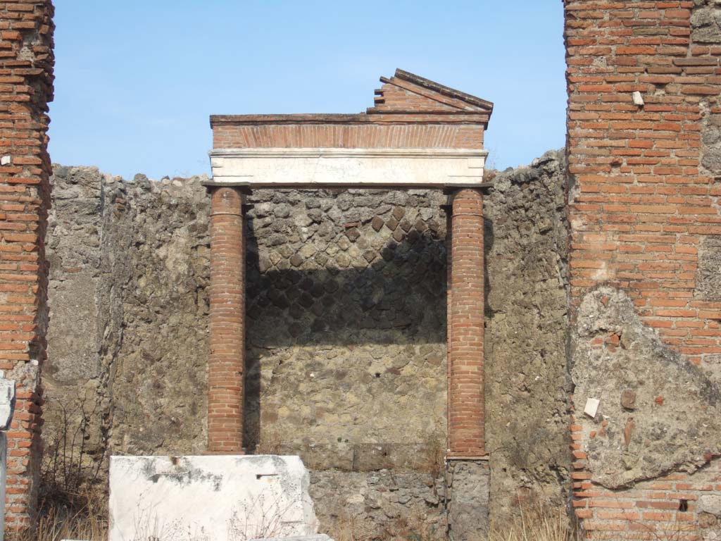 VII.4.1 Pompeii. September 2005. Sacred area or cella. 
At the rear against the east wall was a recess which would have been for a statue of Fortuna.
This is said by some to be now in Naples Archaeological Museum, inventory number 6362. 
The recess was bordered by two pilasters.
