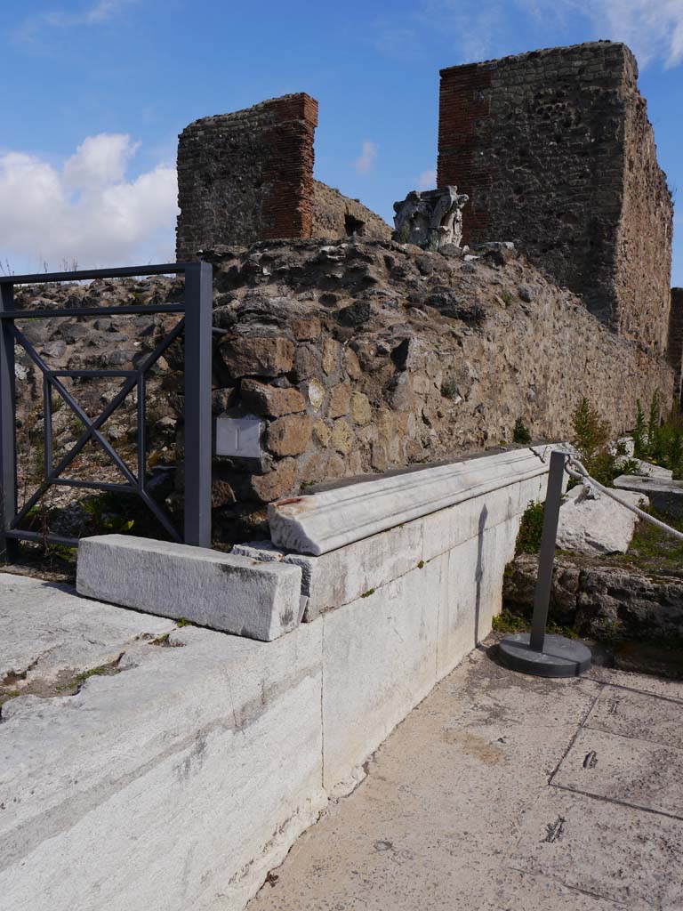 VII.4.1, Pompeii. March 2019. Looking east along south boundary wall, shared with VII.4.2, on right.
Foto Anne Kleineberg, ERC Grant 681269 DÉCOR.
