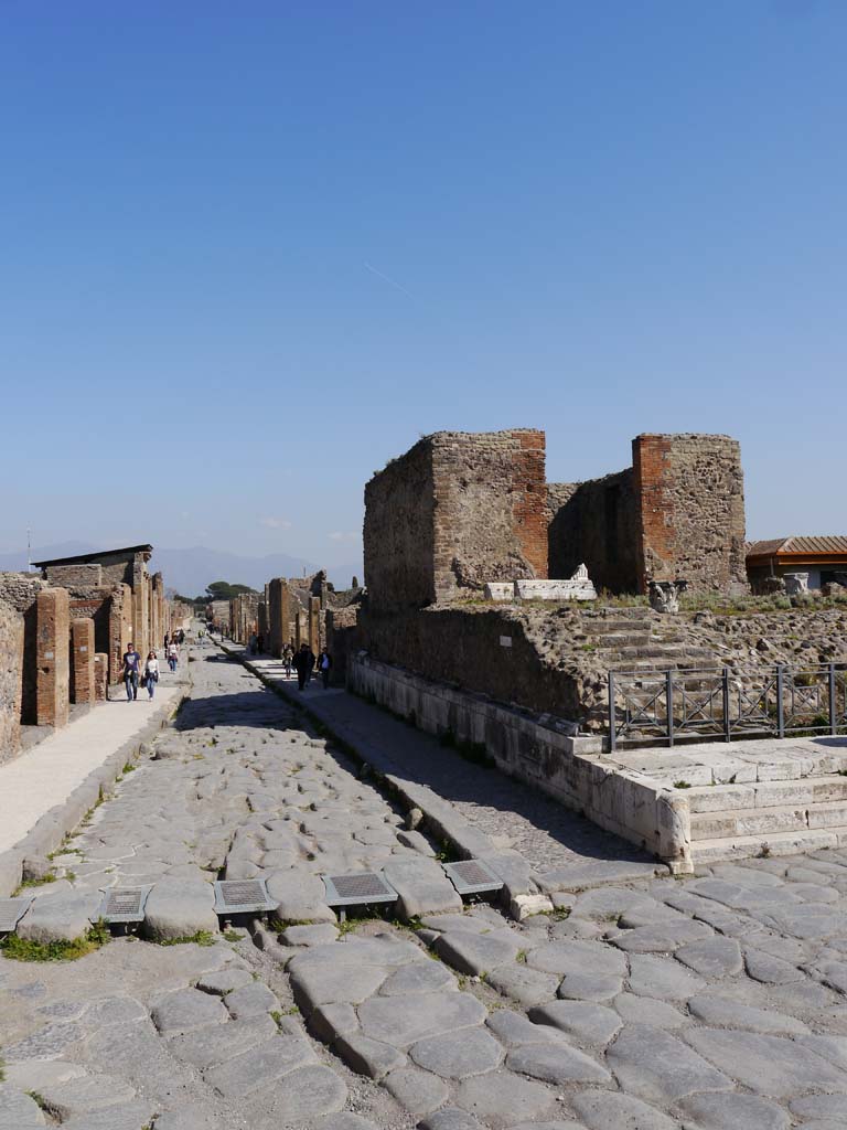 VII.4.1 Pompeii, on right. March 2019. Looking east from junction, with Temple on right.
Foto Anne Kleineberg, ERC Grant 681269 DÉCOR.
