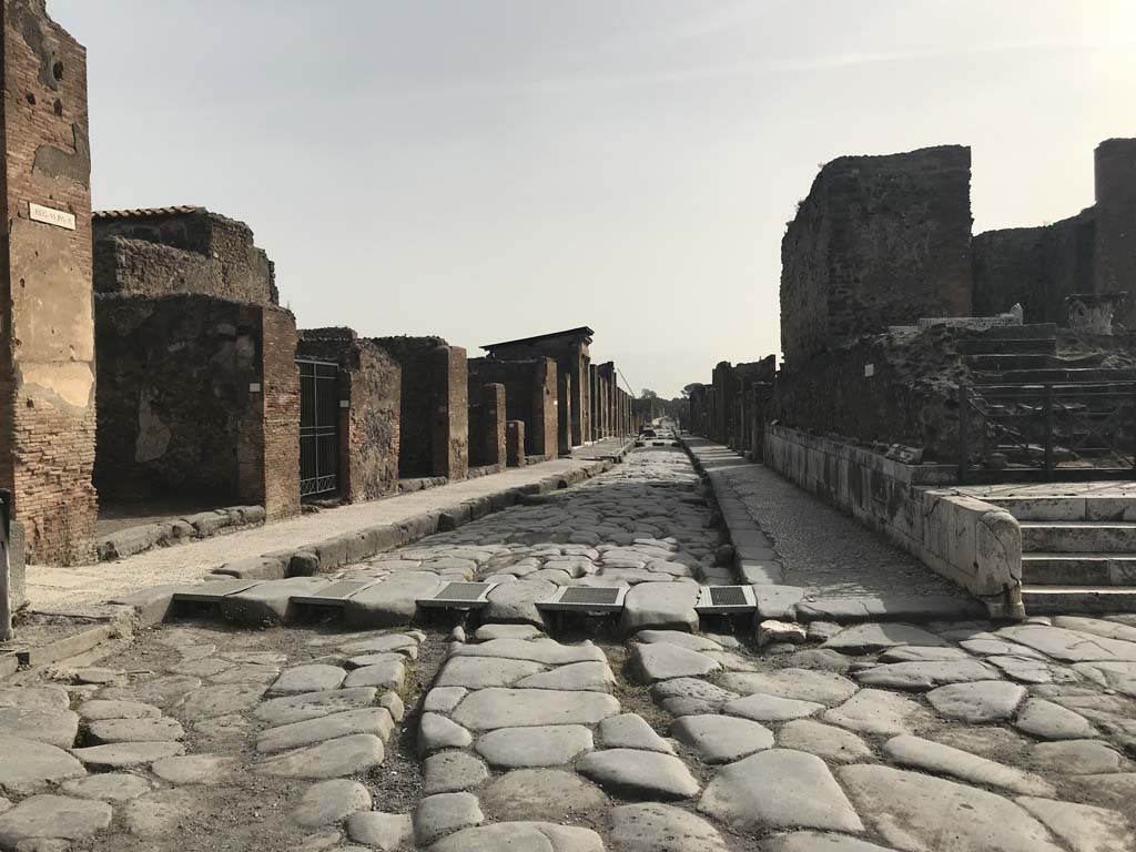 VII.4.1 Pompeii. April 2019. Looking east along an empty Via della Fortuna with the Temple on the right.
Photo courtesy of Rick Bauer.
