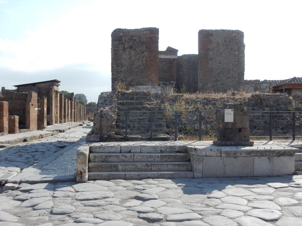 VII.4.1 Pompeii. May 2017. Looking east on Via del Foro towards steps at north end. Photo courtesy of Buzz Ferebee.