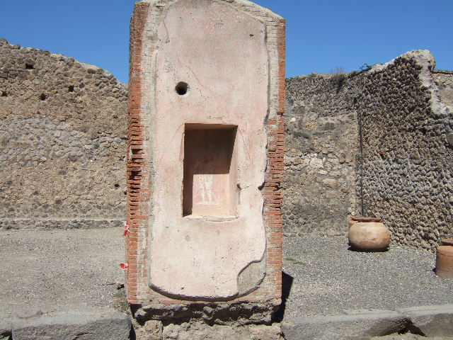 VII.4.17 Pompeii. Shop, on right, with street altar on left pillar.