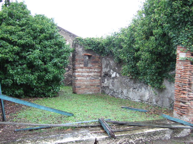 VII.4.29 Pompeii. December 2005.  Looking north across shop to corridor leading to rear.