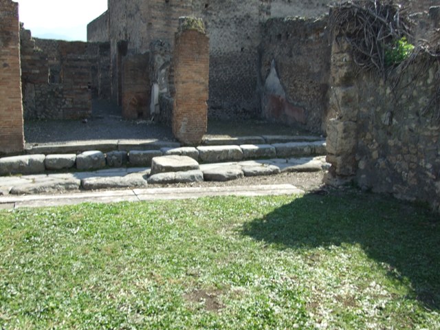 VII.4.29 Pompeii.  March 2009.  East wall of shop.