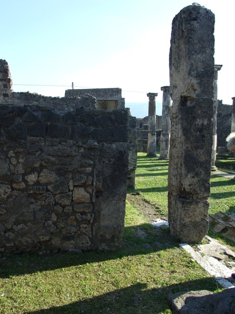 VII.4.31 Pompeii.  March 2009.  Room 25.  Staircase to upper floor.  Looking north.