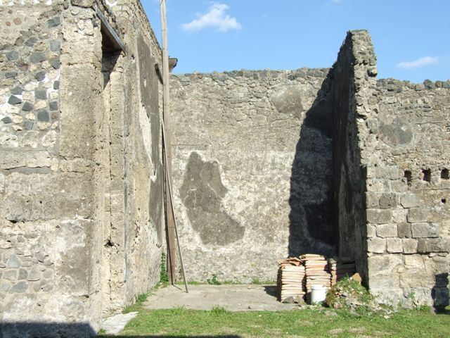 VII.4.31 Pompeii.  March 2009.  Room 8.  Cubiculum.  North west corner.