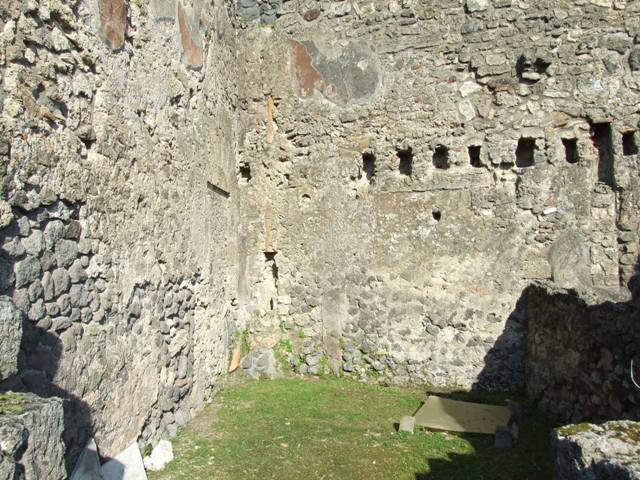 VII.4.31 Pompeii.  March 2009.  Room 9.  Cubiculum. East wall., with two small windows onto Vicolo Storto.